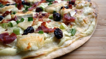 flammkuchen-mit-ziegenkaese-und-serranoschinken