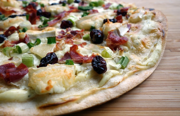 Flammkuchen mit Ziegenkäse und Serranoschinken